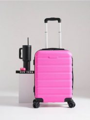 Twarda walizka podróżna na kółkach - różowy. Czerwone walizki Sinsay, bez wzorów. Za 109.99 zł.