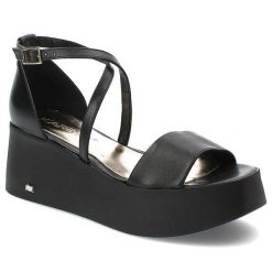 Czarne Sandały Karino Eleganckie Obuwie Damskie. Czarne sandały Karino, bez wzorów, ze skóry, eleganckie, bez obcasa, na koturnie, bez zapięcia. Za 319.00 zł.