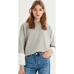Bluza z pluszowymi rękawami - Jasny szar. Bluzy Sinsay. Za 49.99 zł.
