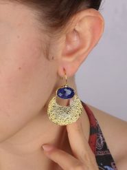 L'Atelier de Gaia Pozłacane kolczyki z szafirami rozmiar: onesize. Niebieskie kolczyki L'Atelier de Gaia, z szafirem, pozłacane, z zapięciem typu bigiel. Za 43.99 zł.