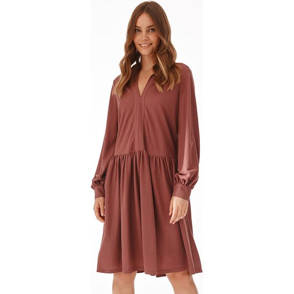 TATUUM Sukienka w kolorze brązowym rozmiar: L. Brązowe sukienki Tatuum, l, bez wzorów, bez kołnierzyka, bez ramiączek, midi. Za 88.02 zł.