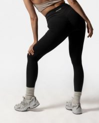 Damskie legginsy modelujące z wysokim stanem na fitness – czarny. Czarne legginsy sportowe AESTHETIC WOLF, l, bez wzorów, z dzianiny, z podwyższonym stanem, do biegania. Za 269.99 zł.