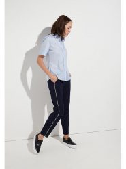 Eterna Bluzka w kolorze błękitnym rozmiar: 34. Niebieskie bluzki Eterna, bez wzorów, bez kołnierzyka, bez ramiączek. Za 95.99 zł.