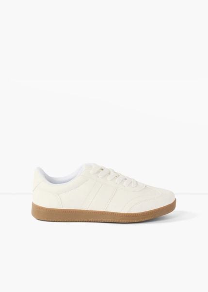 Sneakersy w stylu retro. Białe obuwie sportowe bonprix, bez zapięcia. Za 112.99 zł.