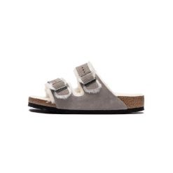 Klapki damskie Birkenstock Arizona Shearling. Klapki Birkenstock, bez wzorów, z materiału, bez obcasa. Za 590.10 zł.