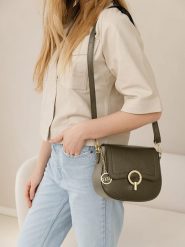 Mia Tomazzi Skórzana torebka " Carracci" w kolorze oliwkowym - 23 x 18 x 7,5 cm rozmiar: onesize. Zielone torby na ramię Mia Tomazzi, bez wzorów, z materiału, na ramię, bez dodatków. Za 217.99 zł.