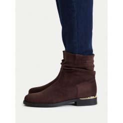 Botki JENNY. Brązowe botki Jenny, bez wzorów, bez obcasa, na płaskiej podeszwie, bez zapięcia. Za 149.99 zł.