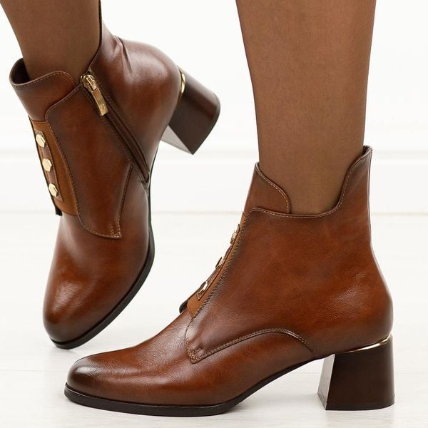 Brązowe botki damskie na obcasie Potocki 12667. Brązowe botki POTOCKI, na jesień, z aplikacjami, z gumy, z okrągłym noskiem, bez obcasa, na obcasie, bez zapięcia. Za 229.00 zł.