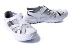 ARTIKER RELAKS 54C1425 biały, sandały damskie. Białe sandały Artiker Relaks, bez wzorów, ze skóry, bez obcasa, bez zapięcia. Za 149.90 zł.