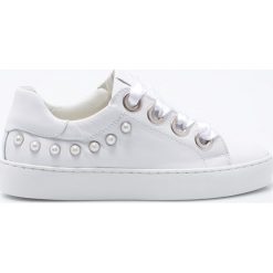 Bullboxer - Buty. Białe obuwie sportowe Bullboxer, z materiału, bez zapięcia. W wyprzedaży za 179.90 zł.