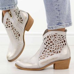 Złote skórzane Polskie botki damskie, kowbojki ażurowe na obcasie Deoni Ko-07B. Żółte botki Deoni, na jesień, w ażurowe wzory, z jeansu, bez obcasa, na obcasie, bez zapięcia. Za 539.00 zł.
