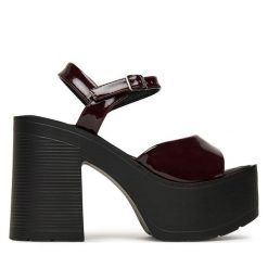 Sandały DeeZee. Czerwone sandały DeeZee, bez wzorów, bez obcasa, na słupku, bez zapięcia. Za 149.99 zł.