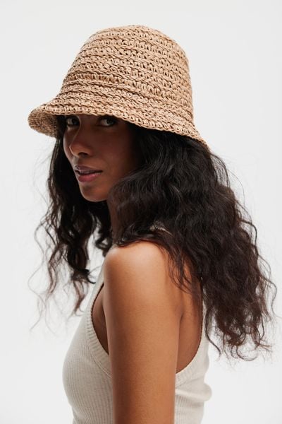 KAPELUSZ BUCKET KARMELOWY One size - Flawless. Kapelusze Flawless, w ażurowe wzory, z włókna. Za 210.00 zł.