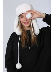 Lucky Bees Czapka w kolorze białym rozmiar: onesize. Białe czapki Lucky Bees, bez wzorów, z futra. Za 109.52 zł.