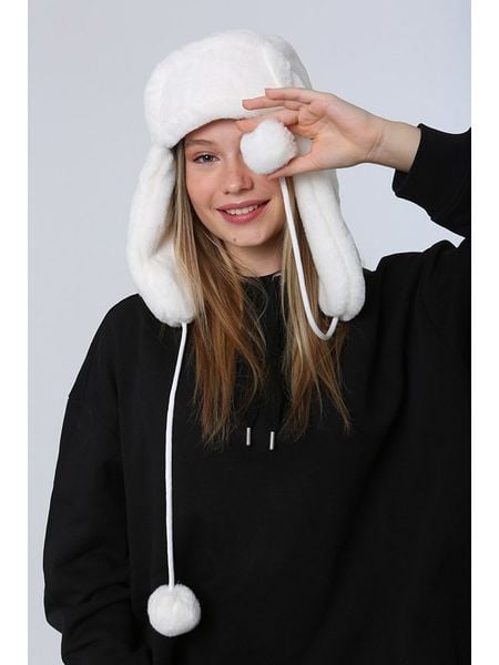 Lucky Bees Czapka w kolorze białym rozmiar: onesize. Białe czapki Lucky Bees, bez wzorów, z futra. Za 108.74 zł.