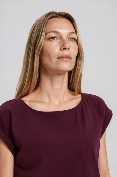 Gładki t-shirt burgundowy. Czerwone t-shirty MOODO, l, bez wzorów, z bawełny, bez kołnierzyka, bez ramiączek. Za 39.99 zł.