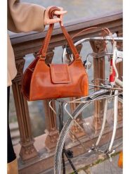 Maison héritage PARIS Skórzana torebka "Alina" w kolorze jasnobrązowym - 32 x 19 x 9 cm rozmiar: onesize. Brązowe torby na ramię Maison héritage PARIS, bez wzorów, z materiału, na ramię, bez dodatków. Za 371.45 zł.