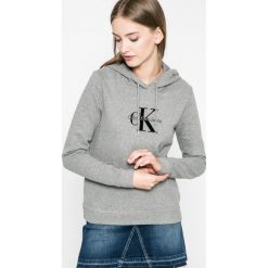 Calvin Klein Jeans - Bluza. Szare bluzy Calvin Klein Jeans, l, z nadrukiem, z bawełny, z kapturem. W wyprzedaży za 339.90 zł.