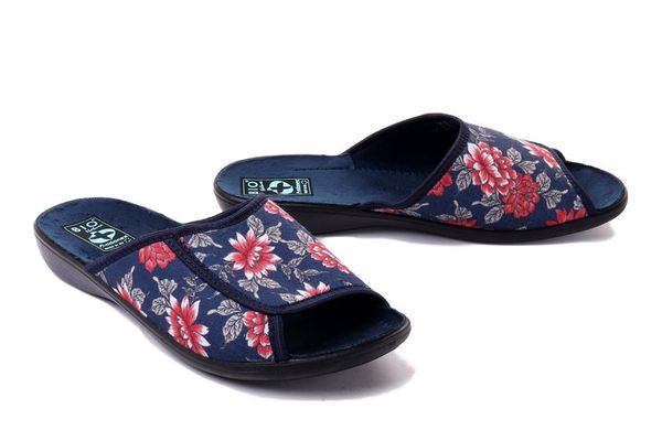 ADANEX DIANA 27743 DIK1 granatowy, kapcie damskie. Niebieskie obuwie domowe Adanex, bez wzorów, bez zapięcia. Za 54.50 zł.