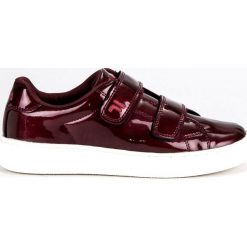 Czerwone Fila Upstage Velcro Low Wmn. Czerwone trampki Fila, bez wzorów, ze skóry, bez zapięcia. W wyprzedaży za 289.00 zł.