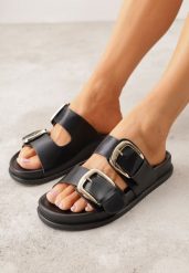 Czarne Klapki z Metalicznymi Klamrami Aetheta. Czarne klapki Renee, bez wzorów, bez obcasa, na płaskiej podeszwie. Za 79.99 zł.