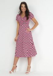 Fuksjowa Sukienka Taliowana z Marszczeniem w Geometryczny Wzór Garnette. Czerwone sukienki Born2be, m, bez wzorów, eleganckie, bez kołnierzyka, bez ramiączek, midi. Za 129.99 zł.