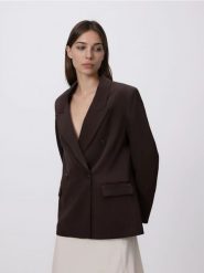 Marynarka z domieszką wełny - ciemnobrązowy. Brązowe marynarki i żakiety Reserved, l, bez wzorów, z lyocellu. Za 279.99 zł.