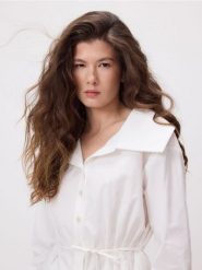 Koszula z dekoracyjnym kołnierzem - biały. Białe koszule Reserved, l, bez wzorów, z bawełny, bez kołnierzyka, bez ramiączek. Za 179.99 zł.