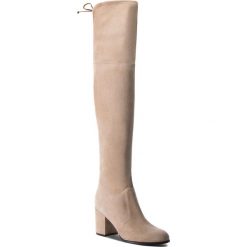 Muszkieterki STUART WEITZMAN - Tieland YL53490 Brownstone Suede. Brązowe kozaki Stuart Weitzman, z materiału, bez obcasa, na obcasie, bez zapięcia. W wyprzedaży za 1,779.00 zł.