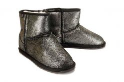 EMU AUSTRALIA T12358 WALLABY MINI METALLIC TEENS black, botki damskie. Czarne botki EMU Australia, na zimę, bez wzorów, ze skóry, bez obcasa, bez zapięcia. Za 399.90 zł.