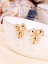 L'Atelier de Gaia Pozłacane kolczyki-wkrętki z perłami i cyrkoniami rozmiar: onesize. Białe kolczyki L'Atelier de Gaia, z cyrkonią, pozłacane, z zapięciem typu bigiel. Za 56.99 zł.