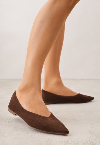 Brązowe Balerinki z Imitacji Zamszu ze Szpiczastym Noskiem Melikel. Brązowe baleriny Renee, bez wzorów, z satyny, ze szpiczastym noskiem, bez obcasa. Za 79.99 zł.