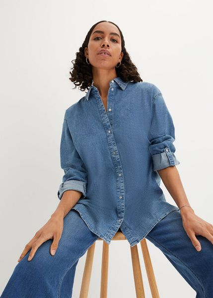 Bluzka dżinsowa oversize ze stretchem. Niebieskie bluzki bonprix, bez wzorów, bez kołnierzyka, bez ramiączek. Za 149.99 zł.