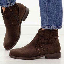 Brązowe zamszowe ażurowe botki damskie S.Barski 8019. Brązowe botki S.BARSKI, na jesień, w ażurowe wzory, z jeansu, z okrągłym noskiem, bez obcasa, na obcasie, bez zapięcia. Za 229.00 zł.