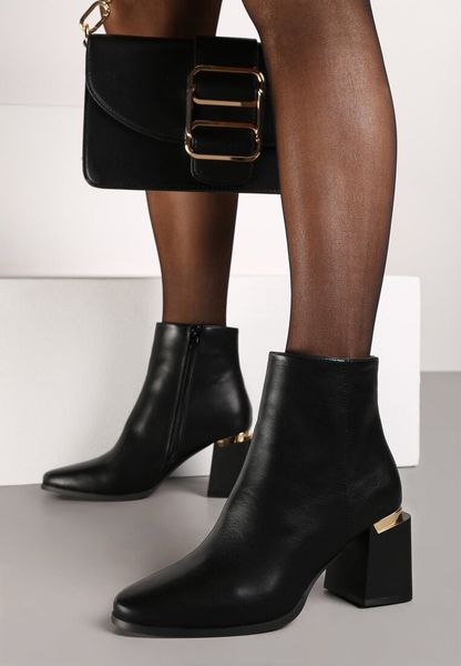 Czarne Botki na Słupku Ozdobione Metaliczną Aplikacją Ittevia. Czarne botki Renee, z aplikacjami, bez obcasa, na obcasie, bez zapięcia. Za 129.99 zł.