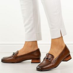 Brązowe skórzane półbuty damskie na obcasie Vinceza 39978. Brązowe czółenka VINCEZA, z aplikacjami, z jeansu, bez obcasa, na obcasie, bez zapięcia. Za 219.00 zł.