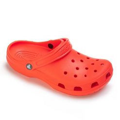 Klapki chodaki sportowe unisex Crocs CLASSIC. Czerwone klapki Crocs, bez wzorów, z materiału, bez obcasa. Za 159.00 zł.