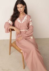 Różowa Wiskozowa Sukienka Boho z Haftem i Sznurkowym Paskiem z Koralikami Eidippe. Czerwone sukienki Born2be, na co dzień, na lato, uniwersalny, z aplikacjami, z bawełny, boho, bez kołnierzyka, bez ramiączek, maxi, dopasowane. Za 149.99 zł.