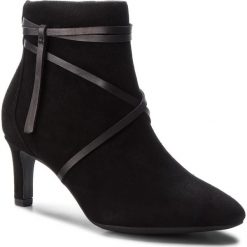 Botki CLARKS - Calla Aster 261366974 Black Suede. Czarne botki Clarks, z aplikacjami, z materiału, bez obcasa, bez zapięcia. W wyprzedaży za 329.00 zł.
