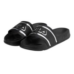 Damskie Klapki Z Logo Morro Bay. Czarne klapki Fila, bez wzorów, z materiału, z otwartym noskiem, bez obcasa. Za 135.99 zł.