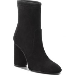 Botki STUART WEITZMAN - Margot 95 YL95993 Black Suede. Czarne botki Stuart Weitzman, bez wzorów, z materiału, bez obcasa, na obcasie, bez zapięcia. W wyprzedaży za 1,199.00 zł.