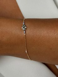 Les Petites Précieuses Pozłacana bransoletka z elementem ozdobnym rozmiar: onesize. Niebieskie bransoletki Les Petites Précieuses, z cyrkonią, pozłacane. Za 118.28 zł.