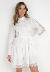 Biała Sukienka Evenope. Białe sukienki Born2be, m, z aplikacjami, z koronki, klasyczne, bez kołnierzyka, bez ramiączek, mini, rozkloszowane. Za 99.99 zł.