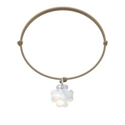 Bransoletka z koniczyną z masy perłowej na cienkim sznurku w kolorze jasnego cappuccino. Białe bransoletki Lilou, z perłą, srebrne. Za 129.00 zł.