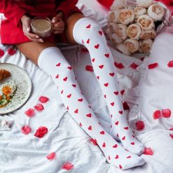 Białe zakolanówki bawełniane w serca 226. Białe rajstopy i pończochy Milena, uniwersalny, bez wzorów, z bawełny. Za 25.00 zł.