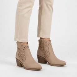 Botki damskie S.Barski,cholewka z materiału ażurowe wycięcia na bokach zamek po wewnętrznej stronie smukły fason wyprofilowany obcas stabilna bryła d. Brązowe botki S.BARSKI, w ażurowe wzory, z jeansu, bez obcasa, na obcasie, bez zapięcia. Za 179.00 zł.