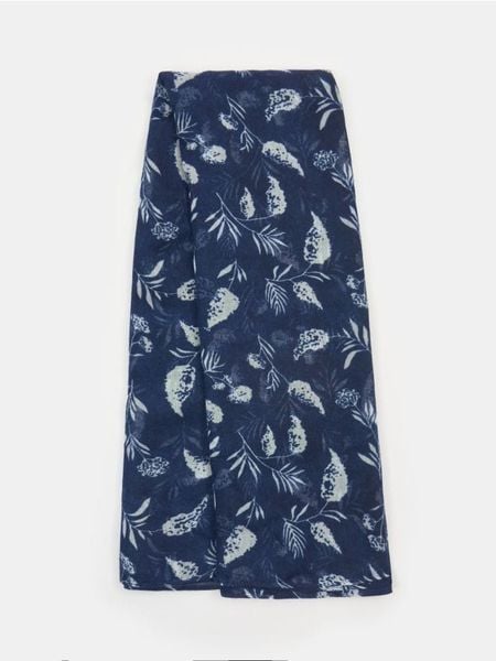 Szalik ze wzorem - granatowy. Niebieskie szaliki Sinsay, bez wzorów. Za 15.99 zł.