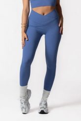 Damskie legginsy z kopertowym wysokim stanem, bez przedniego szwu – fioletowy. Fioletowe legginsy AESTHETIC WOLF, s, bez wzorów, z materiału, z podwyższonym stanem, długie. Za 269.99 zł.