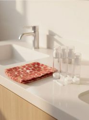 Kosmetyczka w centki - różowy. Czerwone kufry i kosmetyczki Sinsay, bez wzorów, bez dodatków. Za 25.99 zł.