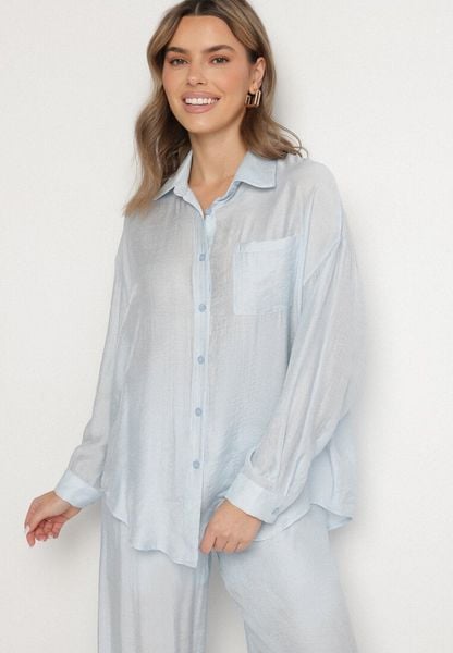 Jasnoniebieska Klasyczna Koszula o Kroju Oversize z Kieszonką Liorea. Niebieskie koszule Born2be, l, bez wzorów, z jeansu, biznesowe, bez kołnierzyka, bez ramiączek. Za 109.99 zł.